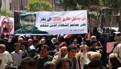 تعز: الآلاف يتظاهرون ضد عودة "طارق صالح" والمحافظ يصفهم بـ"الطابور الخامس"