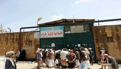 إب: وفاة امرأة بعد اختطاف أبنها والأهالي ينقلون جثمانها إلى أمام السجن المركزي احتجاجاً