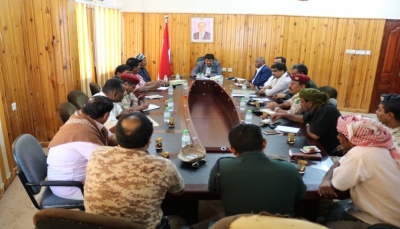 أمنية المهرة تؤكد على تسهيل الإجراءات في منفذ شحن أمام التجار والمسافرين