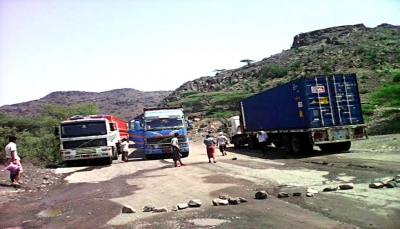 مسلحون قبليون يقطعون الخط العام في منطقة الحبيلين بلحج لليوم الثاني