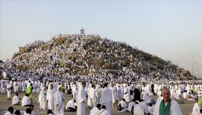 توافد الحجاج إلى جبل عرفات لأداء الركن الأعظم