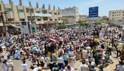 للجمعة الثالثة.. المئات في "تعز يطالبون بإقالة المسؤولين "الفاسدين"