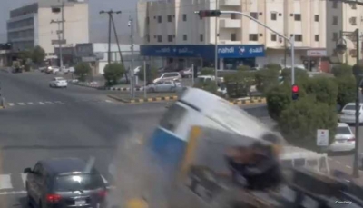 شاهد - شاحنة تسحق مركبات في حادث مروع في السعودية