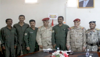 قائد العسكرية الأولى يكرم طاقم المروحية التي أنقذت المصابين في طريق العبر