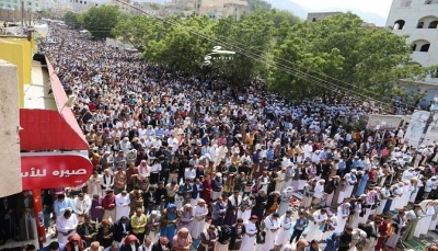 في جنازة مهيبة.. الآلاف في تعز يشيعون جثمان الشهيد ضياء الحق الأهدل