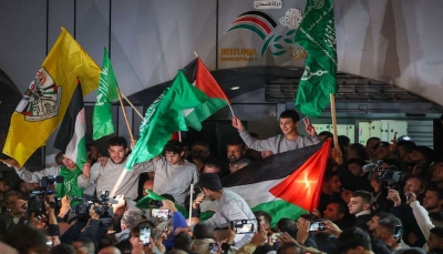 رغم تضييق الاحتلال.. أجواء احتفالات وفرح بخروج 39 امرأة وطفلاً من الأسرى الفلسطينيين